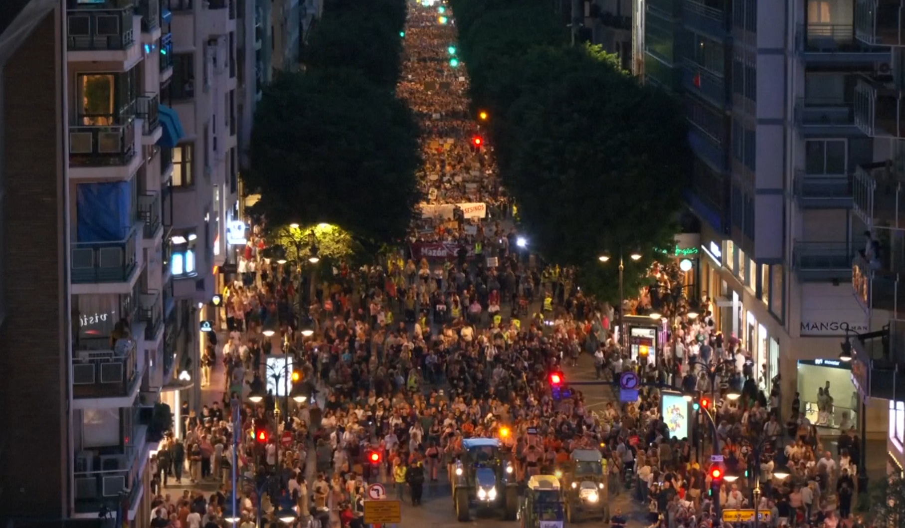 Keadaan di bandar Valencia semasa ribuan penduduk mengadakan demonstrasi / REUTERS